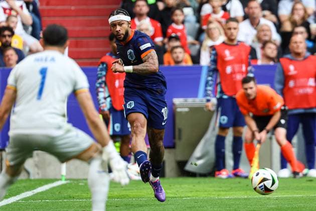 Schuss von Memphis Depay (Niederlande, 10) in den Strafraum von Constantin-Florin Nita (Rumaenien, 01) GER, Rumaenien (ROM) vs. Niederlande (NED), Fussball Europameisterschaft, UEFA EURO, EM, Europameisterschaft,Fussball 2024, Achtelfinale, 02.07.2024 GER, Rumaenien (ROM) vs. Niederlande (NED), Fussball Europameisterschaft, UEFA EURO 2024, Achtelfinale, 02.07.2024 Muenchen Copyright: xEibner-Pressefoto RogerxBuerkex EP