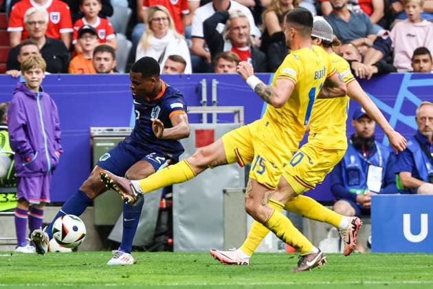 Denzel Dumfries (Niederlande, 22) vs Andonie Andrei Burca (Rumaenien, 15) GER, Rumaenien (ROM) vs. Niederlande (NED), Fussball Europameisterschaft, UEFA EURO, EM, Europameisterschaft,Fussball 2024, Achtelfinale, 02.07.2024 GER, Rumaenien (ROM) vs. Niederlande (NED), Fussball Europameisterschaft, UEFA EURO 2024, Achtelfinale, 02.07.2024 Muenchen Copyright: xEibner-Pressefoto RogerxBuerkex EP