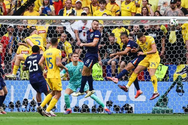 Torchance fuer Bogdan Racovitan (Rumaenien, 24), Bart Verbruggen (Niederlande, 01), Stefan De Vrij (Niederlande, 06), Steven Bergwijn (Niederlande, 25), Andonie Andrei Burca (Rumaenien, 15) GER, Rumaenien (ROM) vs. Niederlande (NED), Fussball Europameisterschaft, UEFA EURO, EM, Europameisterschaft,Fussball 2024, Achtelfinale, 02.07.2024 GER, Rumaenien (ROM) vs. Niederlande (NED), Fussball Europameisterschaft, UEFA EURO 2024, Achtelfinale, 02.07.2024 Muenchen Copyright: xEibner-Pressefoto RogerxBuerkex EP