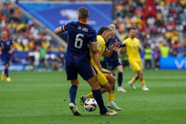 im Zweikampf, Aktion, mit Nicolae Stanciu 21 (Rumaenien), Stefan de Vrij 6 (Niederlande), Rumaenien vs. Niederlande, Fussball, UEFA EURO, EM, Europameisterschaft,Fussball 2024, Achtelfinale, M43, 02.07.2024 Muenchen Bayern Deutschland