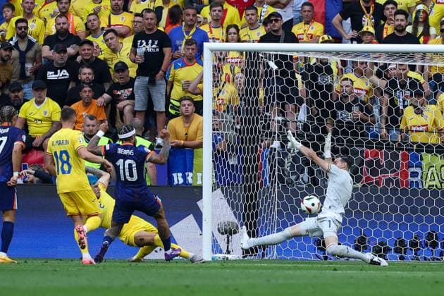 im Zweikampf, Aktion, mit Andrei Ratiu 2 (Rumaenien), Razvan Marin 18 (Rumaenien), Memphis Depay 10 (Niederlande), Bart Verbruggen 1 (Niederlande), Rumaenien vs. Niederlande, Fussball, UEFA EURO, EM, Europameisterschaft,Fussball 2024, Achtelfinale, M43, 02.07.2024 Muenchen Bayern Deutschland