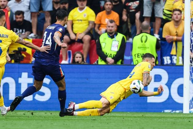 Arm angeschossen von Tijjani Reijnders (Niederlande, 14) an Bogdan Racovitan (Rumaenien, 24) GER, Rumaenien (ROM) vs. Niederlande (NED), Fussball Europameisterschaft, UEFA EURO, EM, Europameisterschaft,Fussball 2024, Achtelfinale, 02.07.2024 GER, Rumaenien (ROM) vs. Niederlande (NED), Fussball Europameisterschaft, UEFA EURO 2024, Achtelfinale, 02.07.2024 Muenchen Copyright: xEibner-Pressefoto RogerxBuerkex EP