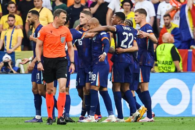 Tor fuer die Niederlande 2:0 duch Donyell Malen (Niederlande, 18), Jubel im Team GER, Rumaenien (ROM) vs. Niederlande (NED), Fussball Europameisterschaft, UEFA EURO, EM, Europameisterschaft,Fussball 2024, Achtelfinale, 02.07.2024 GER, Rumaenien (ROM) vs. Niederlande (NED), Fussball Europameisterschaft, UEFA EURO 2024, Achtelfinale, 02.07.2024 Muenchen Copyright: xEibner-Pressefoto RogerxBuerkex EP
