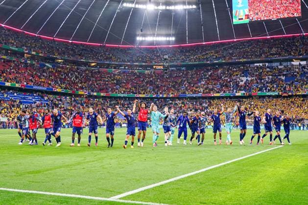 2024-07-02 Romania v Netherlands - Round of 16 - UEFA EURO, EM, Europameisterschaft,Fussball 2024 MUNICH, GERMANY - JULY 2: Players of the Netherlands celebrating victory, Ian Maatsen of the Netherlands, Jeremy Frimpong of the Netherlands, Georginio Wijnaldum of the Netherlands, Stefan de Vrij of the Netherlands, Brian Brobbey of the Netherlands, Daley Blind of the Netherlands, Tijjani Reijnders of the Netherlands, Xavi Simons of the Netherlands, Joshua Zirkzee of the Netherlands, Bart Verbruggen of the Netherlands, Jerdy Schouten of the Netherlands, Steven Bergwijn of The Netherlands, Memphis Depay of the Netherlands, Nathan Ake of the Netherlands, Virgil van Dijk of the Netherlands, Joey Veerman of the Netherlands, Wout Weghorst of the Netherlands, Micky van de Ven of the Netherlands, Donyell Malen of the Netherlands during the Round of 16 - UEFA EURO 2024 match between Romania and Netherlands at Munich Football Arena on July 2, 2024 in Munich, Germany. (Photo by Joris Verwijst BSR Agency) Munich Germany Content not available for redistribution in The Netherlands directly or indirectly through any third parties. Copyright: xBSRxAgencyx