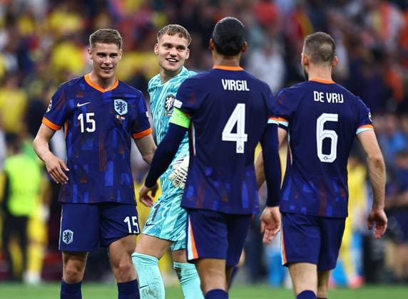 Micky van de Ven of Netherlands celebrates with team mates at full time Romania v Netherlands, UEFA European Championship, EM, Europameisterschaft 2024, Round of 16, Football, Munich Football Arena, Munich, Germany - 02 Jul 2024 EDITORIAL USE ONLY No use with unauthorised audio, video, data, fixture lists, club league logos or live services. Online in-match use limited to 120 images, no video emulation. No use in betting, games or single club league player publications. Copyright: xMichaelxZemanek Shutterstockx 14566637bz