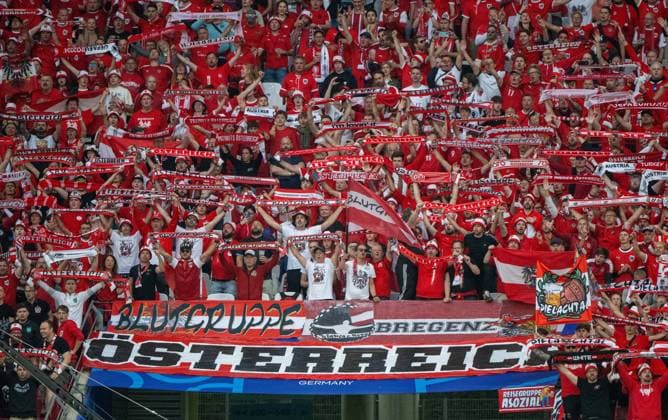 Fussball, Herren, Saison 2023 24, UEFA EURO, EM, Europameisterschaft,Fussball EM 2024, Achtelfinale in Leipzig, Österreich - Türkei, österreichische Fans, 02.07. 2024, Copyright: xMatthiasxKochx