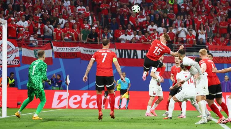 Oesterreich - Tuerkei UEFA EURO, EM, Europameisterschaft,Fussball 2024 Leipzig, 02.07.2024, Leipzig Stadium, Fußball, UEFA EURO 2024 Germany , Achtelfinale , Österreich AUT vs. Türkei TUR , Im Bild: Torchance Österreich. Kopfball von Philipp Lienhart (15, AUT). , Nur für journalistische Zwecke. Only for editorial use! , UEFA Êregulations prohibit any use of photographs as image sequences and or quasi-video. ,