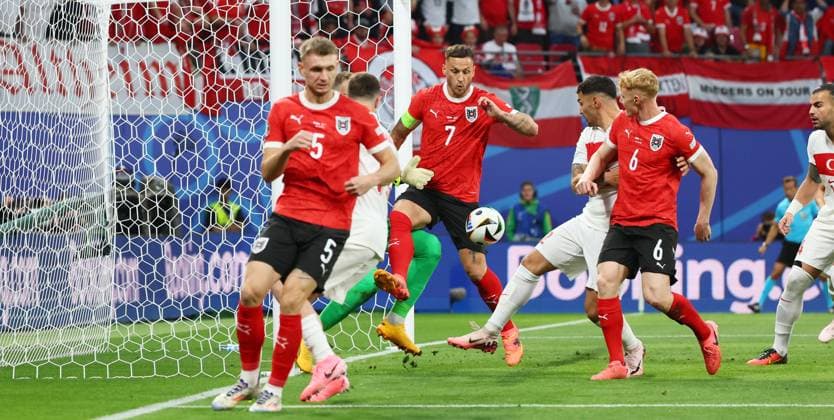 Oesterreich - Tuerkei UEFA EURO, EM, Europameisterschaft,Fussball 2024 Leipzig, 02.07.2024, Leipzig Stadium, Fußball, UEFA EURO 2024 Germany , Achtelfinale , Österreich AUT vs. Türkei TUR , Im Bild: Eckball Österreich. Marko Arnautovic (7, AUT), Nicolas Seiwald (6, AUT) verpassen. , Nur für journalistische Zwecke. Only for editorial use! , UEFA Êregulations prohibit any use of photographs as image sequences and or quasi-video. ,