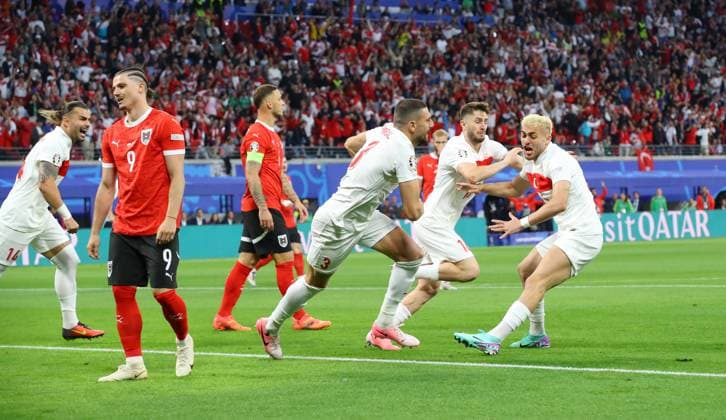 Oesterreich - Tuerkei UEFA EURO, EM, Europameisterschaft,Fussball 2024 Leipzig, 02.07.2024, Leipzig Stadium, UEFA EURO 2024 Germany , Achtelfinale, Österreich (AUT) vs. Türkei (TUR) , Tor für Türkei zum 0:1. Im Bild: Torschütze Merih Demiral (4, TUR), Ismail Yüksek Yueksek (16, TUR) und Kaan Ayhan (22, TUR), Torjubel. Li.: Marcel Sabitzer (9, AUT) enttäuscht ,