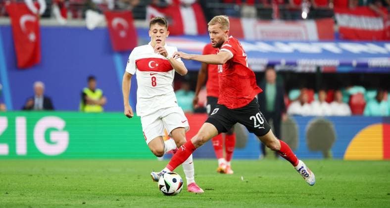 Oesterreich - Tuerkei UEFA EURO, EM, Europameisterschaft,Fussball 2024 Leipzig, 02.07.2024, Leipzig Stadium, Fußball, UEFA EURO 2024 Germany , Achtelfinale , Österreich AUT vs. Türkei TUR , Im Bild von vorn: Konrad Laimer (20, AUT), Arda Güler Gueler (8, TUR). , Nur für journalistische Zwecke. Only for editorial use! , UEFA Êregulations prohibit any use of photographs as image sequences and or quasi-video. ,