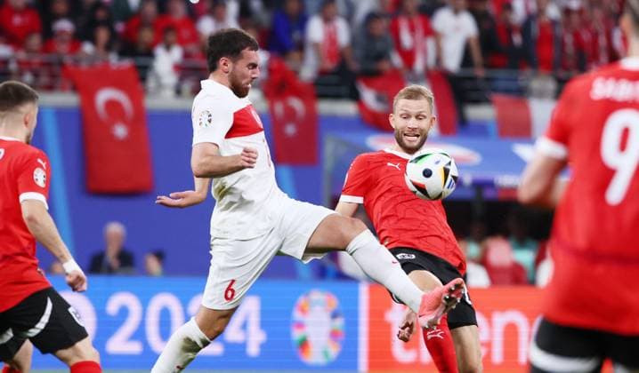 Oesterreich - Tuerkei UEFA EURO, EM, Europameisterschaft,Fussball 2024 Leipzig, 02.07.2024, Leipzig Stadium, Fußball, UEFA EURO 2024 Germany , Achtelfinale , Österreich AUT vs. Türkei TUR , Im Bild von links: Orkun Kökcü Koekcue (6, TUR), Konrad Laimer (20, AUT). , Nur für journalistische Zwecke. Only for editorial use! , UEFA Êregulations prohibit any use of photographs as image sequences and or quasi-video. ,