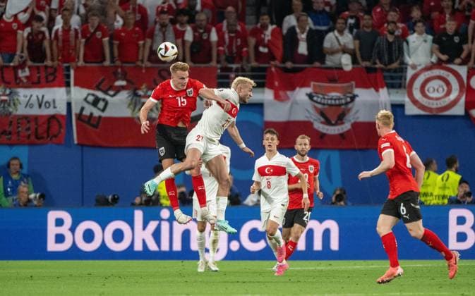 Fussball, Herren, Saison 2023 24, UEFA EURO, EM, Europameisterschaft,Fussball EM 2024, Achtelfinale in Leipzig, Österreich - Türkei, v. l. Philipp Lienhart (Österreich), Baris Alper Yilmaz (Türkei), Arda Güler (Türkei), Konrad Laimer (Österreich), Nicolas Seiwald (Österreich), 02.07. 2024, Copyright: xMatthiasxKochx