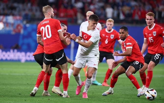 Oesterreich - Tuerkei UEFA EURO, EM, Europameisterschaft,Fussball 2024 Leipzig, 02.07.2024, Leipzig Stadium, Fußball, UEFA EURO 2024 Germany , Achtelfinale , Österreich AUT vs. Türkei TUR , Im Bild von links: Konrad Laimer (20, AUT), Marcel Sabitzer (9, AUT), Arda Güler Gueler (8, TUR), Phillipp Mwene (16, AUT), Philipp Lienhart (15, AUT). , Nur für journalistische Zwecke. Only for editorial use! , UEFA Êregulations prohibit any use of photographs as image sequences and or quasi-video. ,