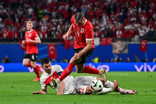 im Zweikampf, Aktion, mit Kaan Ayhan 22 (Tuerkei), Marcel Sabitzer 9 (Oesterreich), Oesterreich vs. Tuerkei, Fussball, UEFA EURO, EM, Europameisterschaft,Fussball 2024, Achtelfinale, 02.07.2024 Leipzig Sachsen Deutschland