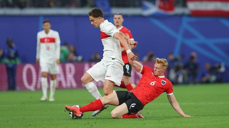 Oesterreich - Tuerkei UEFA EURO, EM, Europameisterschaft,Fussball 2024 Leipzig, 02.07.2024, Leipzig Stadium, UEFA EURO 2024 Germany , Achtelfinale, Österreich (AUT) vs. Türkei (TUR) , Im Bild v.l.: Kenan Yildiz (19, TUR) und Nicolas Seiwald (6, AUT) ,