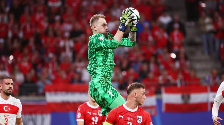 Oesterreich - Tuerkei UEFA EURO, EM, Europameisterschaft,Fussball 2024 Leipzig, 02.07.2024, Leipzig Stadium, Fußball, UEFA EURO 2024 Germany , Achtelfinale , Österreich AUT vs. Türkei TUR , Im Bild von links: Torwart Mert Günok Guenok (1, TUR), Marko Arnautovic (7, AUT). , Nur für journalistische Zwecke. Only for editorial use! , UEFA Êregulations prohibit any use of photographs as image sequences and or quasi-video. ,