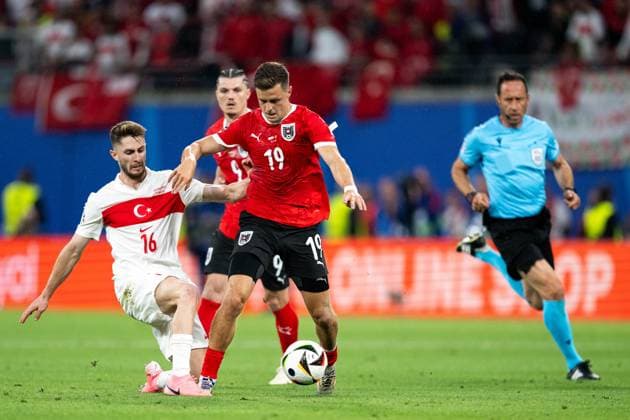 Christoph Baumgartner (Oesterreich, 19) im Zweikampf mit Ismail Yueksek (Tuerkei, 16), GER, Austria (AUT) vs Tuerkiye (TUR), Fussball Europameisterschaft, UEFA EURO, EM, Europameisterschaft,Fussball 2024, Round of 16, 02.07.2024 GER, Austria (AUT) vs Tuerkiye (TUR), Fussball Europameisterschaft, UEFA EURO 2024, Round of 16, 02.07.2024 Leipzig Copyright: xEibner-Pressefoto Memmlerx EP_MMR