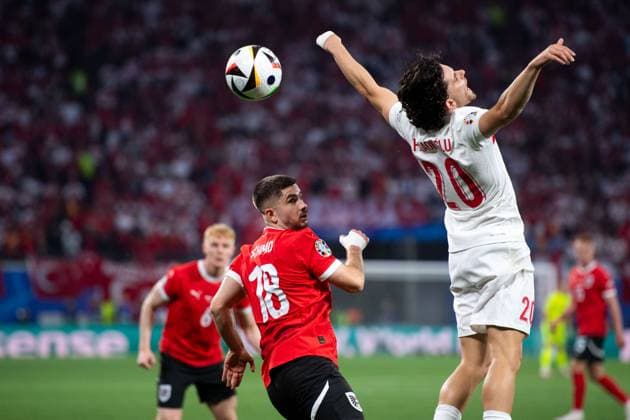 Romano Schmid (Oesterreich, 18) im Zweikampf mit Ferdi Erenay Kadioglu (Tuerkei, 20), GER, Austria (AUT) vs Tuerkiye (TUR), Fussball Europameisterschaft, UEFA EURO, EM, Europameisterschaft,Fussball 2024, Round of 16, 02.07.2024 GER, Austria (AUT) vs Tuerkiye (TUR), Fussball Europameisterschaft, UEFA EURO 2024, Round of 16, 02.07.2024 Leipzig Copyright: xEibner-Pressefoto Memmlerx EP_MMR