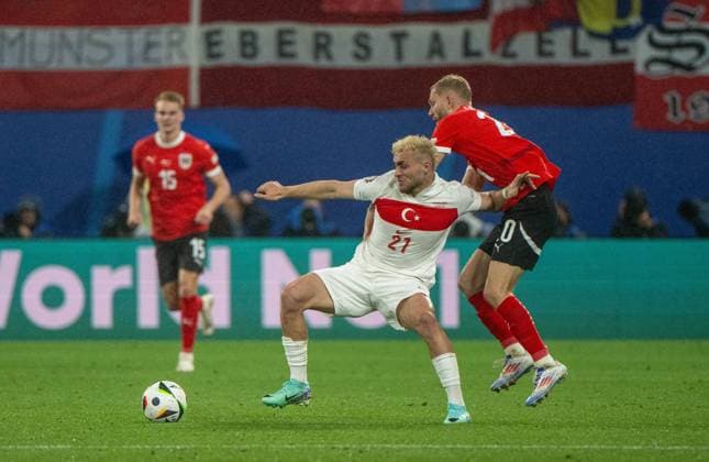 Fussball, Herren, Saison 2023 24, UEFA EURO, EM, Europameisterschaft,Fussball EM 2024, Achtelfinale in Leipzig, Österreich - Türkei, v. l. Baris Alper Yilmaz (Türkei), Konrad Laimer (Österreich), 02.07. 2024, Copyright: xMatthiasxKochx