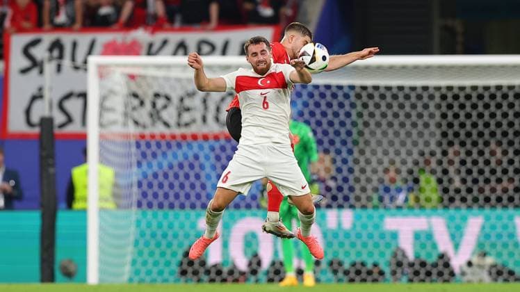 Oesterreich - Tuerkei UEFA EURO, EM, Europameisterschaft,Fussball 2024 Leipzig, 02.07.2024, Leipzig Stadium, UEFA EURO 2024 Germany , Achtelfinale, Österreich (AUT) vs. Türkei (TUR) , Im Bild: Orkun Kökcü Koekcue (6, TUR) vor Romano Christian Schmid (18, AUT) ,
