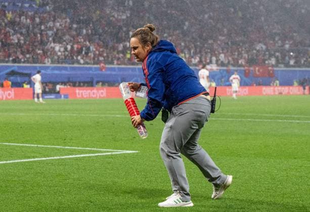 Fussball, Herren, Saison 2023 24, UEFA EURO, EM, Europameisterschaft,Fussball EM 2024, Achtelfinale in Leipzig, Österreich - Türkei, es fliegen Becher auf den Rasen, 02.07. 2024, Copyright: xMatthiasxKochx