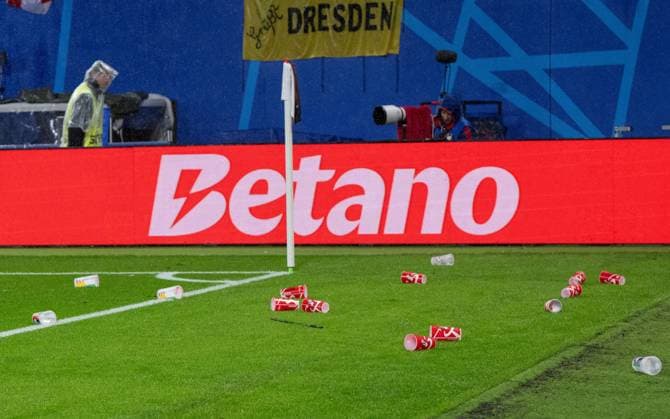 Fussball, Herren, Saison 2023 24, UEFA EURO, EM, Europameisterschaft,Fussball EM 2024, Achtelfinale in Leipzig, Österreich - Türkei, Bierbecher auf dem Rasen, 02.07. 2024, Copyright: xMatthiasxKochx