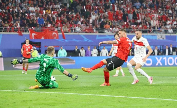 Oesterreich - Tuerkei UEFA EURO, EM, Europameisterschaft,Fussball 2024 Leipzig, 02.07.2024, Leipzig Stadium, UEFA EURO 2024 Germany , Achtelfinale, Österreich (AUT) vs. Türkei (TUR) , Im Bild v.l.: Torwart Mert Günok Guenok (1, TUR) und Marko Arnautovic (7, AUT) ,