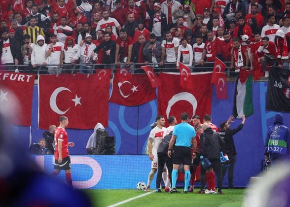 Oesterreich - Tuerkei UEFA EURO, EM, Europameisterschaft,Fussball 2024 Leipzig, 02.07.2024, Leipzig Stadium, Fußball, UEFA EURO 2024 Germany , Achtelfinale , Österreich AUT vs. Türkei TUR , Im Bild: Marcel Sabitzer (9, AUT) wird bei einem Eckball offenbar von geworfenen Gegenständen getroffen , Nur für journalistische Zwecke. Only for editorial use! , UEFA Êregulations prohibit any use of photographs as image sequences and or quasi-video. ,