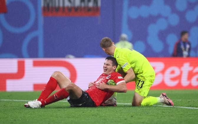 Sport Bilder des Tages Sport Bilder des Tages Oesterreich - Tuerkei UEFA EURO, EM, Europameisterschaft,Fussball 2024 Leipzig, 02.07.2024, Leipzig Stadium, UEFA EURO 2024 Germany , Achtelfinale, Österreich (AUT) vs. Türkei (TUR) 1:2 (0:1) , Im Bild von links: Maximilian Wöber (2, AUT) und Torwart Patrick Pentz (13, AUT) , Nur für journalistische Zwecke. Only for editorial use! , UEFA Êregulations prohibit any use of photographs as image sequences and or quasi-video. ,