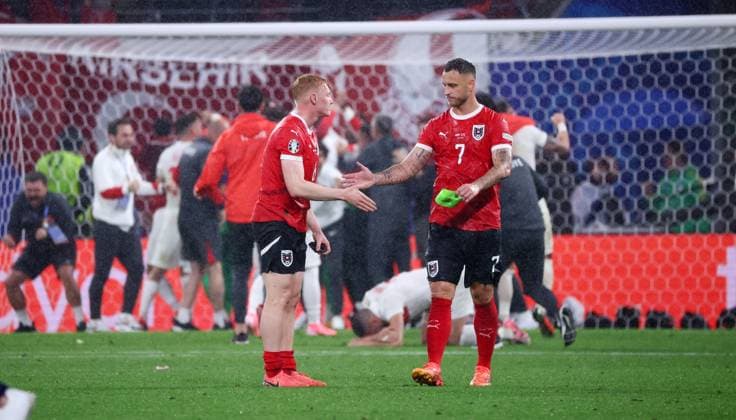 Oesterreich - Tuerkei UEFA EURO, EM, Europameisterschaft,Fussball 2024 Leipzig, 02.07.2024, Leipzig Stadium, Fußball, UEFA EURO 2024 Germany , Achtelfinale , Österreich AUT vs. Türkei TUR , Enttäuschung nach der Niederlage, dem Achtelfinalaus. Im Bild von links: Nicolas Seiwald (6, AUT) und Marko Arnautovic (7, AUT) , Nur für journalistische Zwecke. Only for editorial use! , UEFA Êregulations prohibit any use of photographs as image sequences and or quasi-video. ,