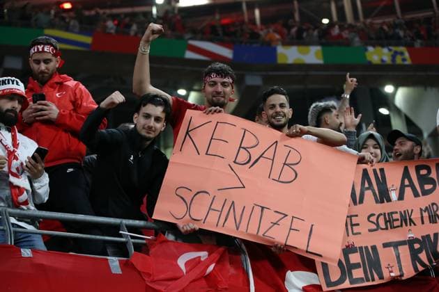 Sport Bilder des Tages 02.07.2024, xtgx, Fussball EM 2024 1 8 Finale, Österreich - Türkei emspor, v.l. Emotionen, Fans, Stimmung, Fahnen, Logo, Türkei, Tuerkei, Zuschauer, Trikots enttaeuscht, enttaeuscht schauend, dissapointed (UEFA REGULATIONS PROHIBIT ANY USE OF PHOTOGRAPHS as IMAGE SEQUENCES and or QUASI-VIDEO) Leipzig