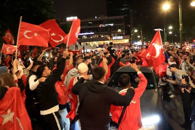 DEU, FIFA, EM-2024, Tuerken, Fans feiern, 02.07.2024, Kaiser-Wilhelm-Gedaechtnis-Kirche, Berlin, DEU, FIFA, EM-2024, Tuerken, Fans feiern, im Bild Türkische Fans feiern Foto: Juergen Engler nordphoto GmbH