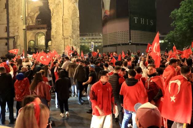 DEU, FIFA, EM-2024, Tuerken, Fans feiern, 02.07.2024, Kaiser-Wilhelm-Gedaechtnis-Kirche, Berlin, DEU, FIFA, EM-2024, Tuerken, Fans feiern, im Bild Türkische Fans feiern Foto: Juergen Engler nordphoto GmbH