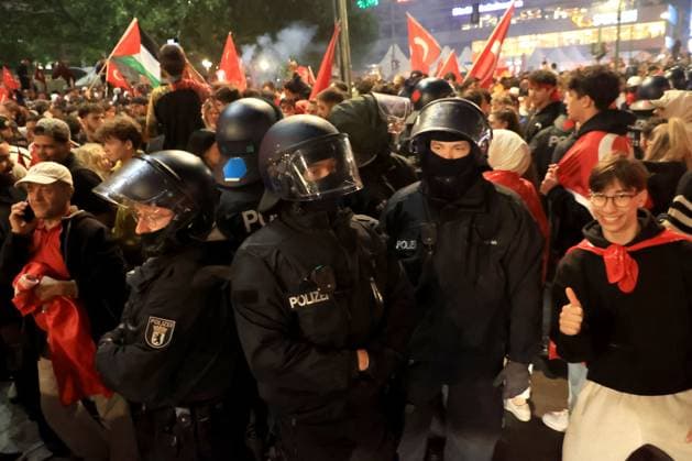DEU, FIFA, EM-2024, Tuerken, Fans feiern, 02.07.2024, Kaiser-Wilhelm-Gedaechtnis-Kirche, Berlin, DEU, FIFA, EM-2024, Tuerken, Fans feiern, im Bild Türkische Fans feiern Foto: Juergen Engler nordphoto GmbH