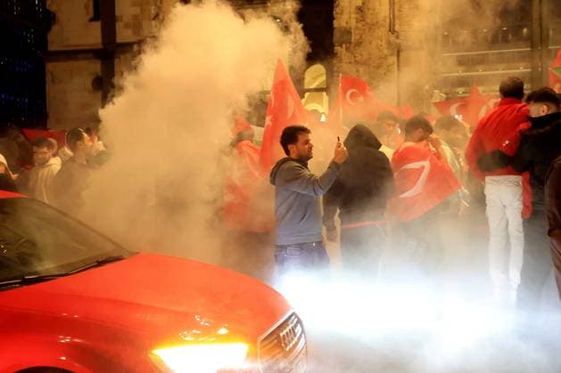 DEU, FIFA, EM-2024, Tuerken, Fans feiern, 02.07.2024, Kaiser-Wilhelm-Gedaechtnis-Kirche, Berlin, DEU, FIFA, EM-2024, Tuerken, Fans feiern, im Bild Türkische Fans feiern Foto: Juergen Engler nordphoto GmbH