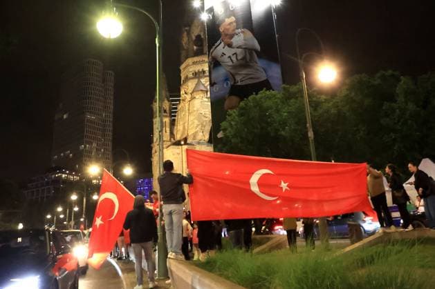 DEU, FIFA, EM-2024, Tuerken, Fans feiern, 02.07.2024, Kaiser-Wilhelm-Gedaechtnis-Kirche, Berlin, DEU, FIFA, EM-2024, Tuerken, Fans feiern, im Bild Türkische Fans feiern Foto: Juergen Engler nordphoto GmbH