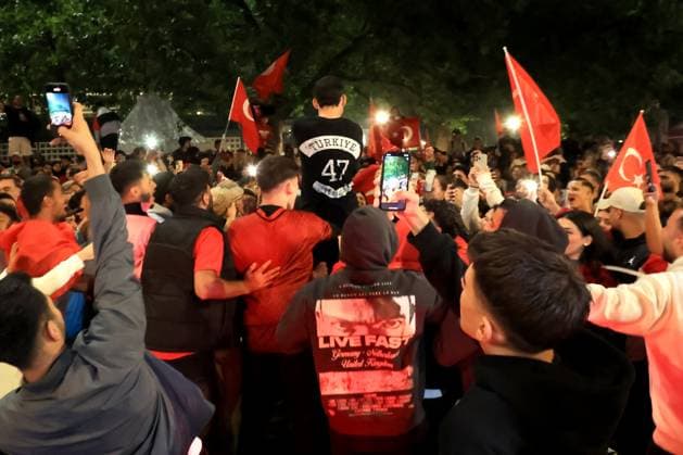DEU, FIFA, EM-2024, Tuerken, Fans feiern, 02.07.2024, Kaiser-Wilhelm-Gedaechtnis-Kirche, Berlin, DEU, FIFA, EM-2024, Tuerken, Fans feiern, im Bild Türkische Fans feiern Foto: Juergen Engler nordphoto GmbH