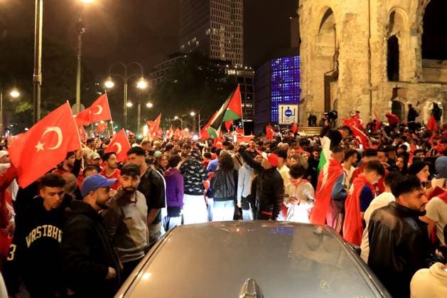 DEU, FIFA, EM-2024, Tuerken, Fans feiern, 02.07.2024, Kaiser-Wilhelm-Gedaechtnis-Kirche, Berlin, DEU, FIFA, EM-2024, Tuerken, Fans feiern, im Bild Türkische Fans feiern Foto: Juergen Engler nordphoto GmbH