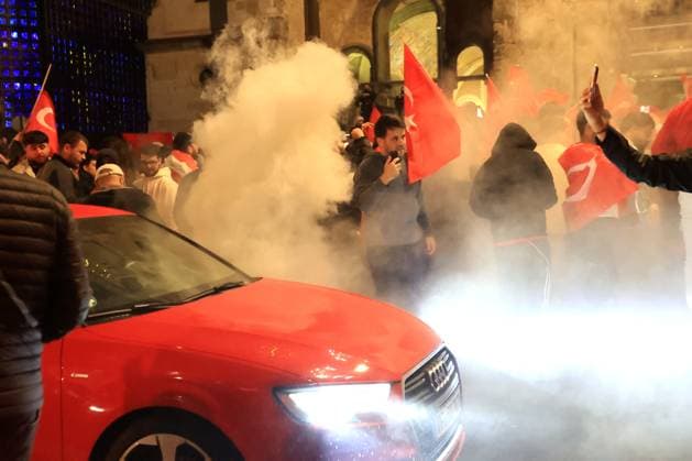DEU, FIFA, EM-2024, Tuerken, Fans feiern, 02.07.2024, Kaiser-Wilhelm-Gedaechtnis-Kirche, Berlin, DEU, FIFA, EM-2024, Tuerken, Fans feiern, im Bild Türkische Fans feiern Foto: Juergen Engler nordphoto GmbH