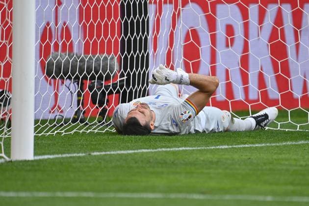 Torwart Florin NITA (ROM) liegt i Tor, Enttaeuschung,Frust,enttaeuscht, frustriert,niedergeschlagen, Aktion,Einzelaktion,Einzelbild, Freisteller,Ganzkoerperaufnahme,ganze Figur Achtelfinale Rumaenien (ROU) - Niederlande (NED) 0-3 am 02.07.2024, Fussball Arena Muenchen. Fussball UEFA EURO, EM, Europameisterschaft,Fussball 2024 GERMANY vom 14.06.2024 - 14.07.2024.