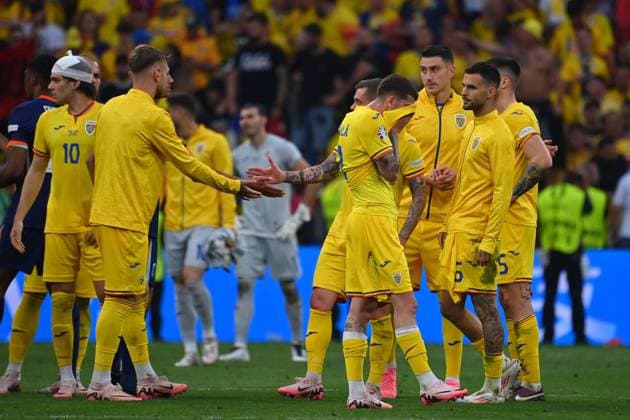 Spieler Rumaenien nach Spielende, Enttaeuschung,Frust,enttaeuscht,frustriert, niedergeschlagen, Achtelfinale Rumaenien (ROU) - Niederlande (NED) 0-3 am 02.07.2024, Fussball Arena Muenchen. Fussball UEFA EURO, EM, Europameisterschaft,Fussball 2024 GERMANY vom 14.06.2024 - 14.07.2024. Â