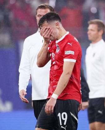 Oesterreich - Tuerkei UEFA EURO, EM, Europameisterschaft,Fussball 2024 Leipzig, 02.07.2024, Leipzig Stadium, Fußball, UEFA EURO 2024 Germany , Achtelfinale , Österreich AUT vs. Türkei TUR 1:2 (0:1) , Im Bild: Enttäuschung nach dem Spiel bei Österreich. Christoph Baumgartner (19, AUT). , Nur für journalistische Zwecke. Only for editorial use! , UEFA Êregulations prohibit any use of photographs as image sequences and or quasi-video. ,