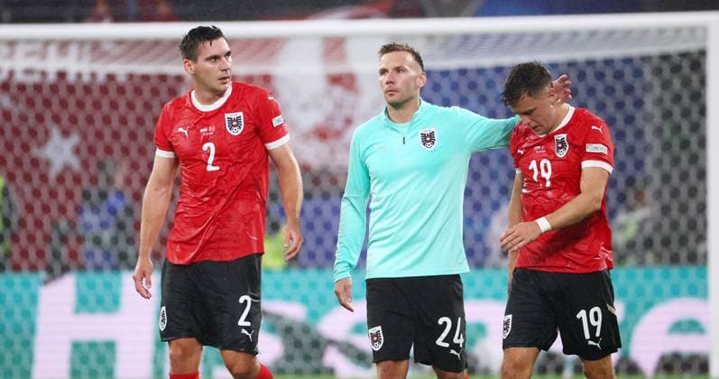 Oesterreich - Tuerkei UEFA EURO, EM, Europameisterschaft,Fussball 2024 Leipzig, 02.07.2024, Leipzig Stadium, Fußball, UEFA EURO 2024 Germany , Achtelfinale , Österreich AUT vs. Türkei TUR 1:2 (0:1) , Im Bild: Enttäuschung nach dem Spiel bei Österreich. Maximilian Wöber (2, AUT), Andreas Weimann (24, AUT), Christoph Baumgartner (19, AUT). , Nur für journalistische Zwecke. Only for editorial use! , UEFA Êregulations prohibit any use of photographs as image sequences and or quasi-video. ,