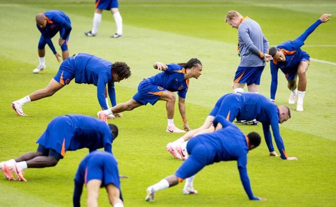 WOLFSBURG - Donyell Malen, Joshua Zirkzee, Nathan Ake, Stefan de Vrij, national coach Ronald Koeman and Virgil van Dijk during a training session of the Dutch national team, Nationalteam at the AOK Stadium on July 5, 2024 in Wolfsburg, Germany. The Dutch national team is preparing for the Quarter-finals of the European Football Championship in Germany against Turkey. ANP KOEN VAN WEEL UEFA EURO, EM, Europameisterschaft,Fussball 2024 2024 xVIxANPxSportx xxANPxIVx 502798696 originalFilename: 502798696.jpg