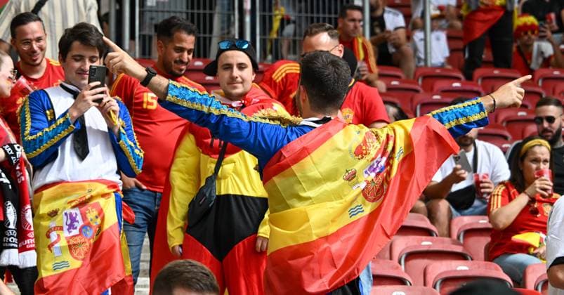 05.07.2024, xsltx, Fussball EM 2024 1 4 Finale, Deutschland - Spanien emspor, v.l. Emotionen, Fans, Stimmung, Fahnen, Logo, Zuschauer, Trikots (DFL DFB REGULATIONS PROHIBIT ANY USE OF PHOTOGRAPHS as IMAGE SEQUENCES and or QUASI-VIDEO) Stuttgart