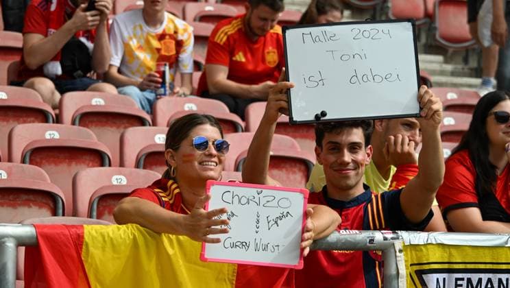 05.07.2024, xsltx, Fussball EM 2024 1 4 Finale, Deutschland - Spanien emspor, v.l. Emotionen, Fans, Stimmung, Fahnen, Logo, Zuschauer, Trikots (DFL DFB REGULATIONS PROHIBIT ANY USE OF PHOTOGRAPHS as IMAGE SEQUENCES and or QUASI-VIDEO) Stuttgart