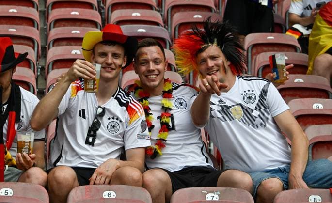 05.07.2024, xsltx, Fussball EM 2024 1 4 Finale, Deutschland - Spanien emspor, v.l. Emotionen, Fans, Stimmung, Fahnen, Logo, Zuschauer, Trikots (DFL DFB REGULATIONS PROHIBIT ANY USE OF PHOTOGRAPHS as IMAGE SEQUENCES and or QUASI-VIDEO) Stuttgart