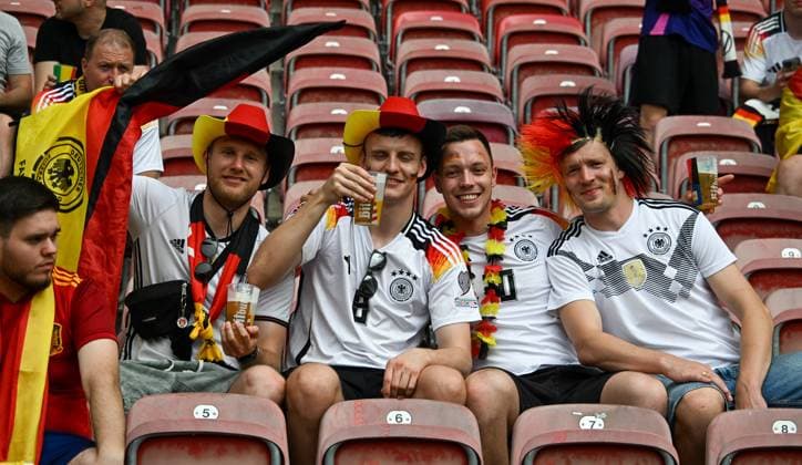 05.07.2024, xsltx, Fussball EM 2024 1 4 Finale, Deutschland - Spanien emspor, v.l. Emotionen, Fans, Stimmung, Fahnen, Logo, Zuschauer, Trikots (DFL DFB REGULATIONS PROHIBIT ANY USE OF PHOTOGRAPHS as IMAGE SEQUENCES and or QUASI-VIDEO) Stuttgart
