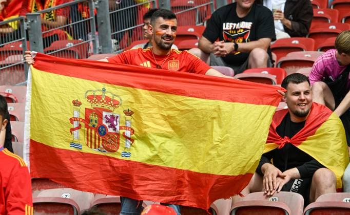 05.07.2024, xsltx, Fussball EM 2024 1 4 Finale, Deutschland - Spanien emspor, v.l. Emotionen, Fans, Stimmung, Fahnen, Logo, Zuschauer, Trikots (DFL DFB REGULATIONS PROHIBIT ANY USE OF PHOTOGRAPHS as IMAGE SEQUENCES and or QUASI-VIDEO) Stuttgart