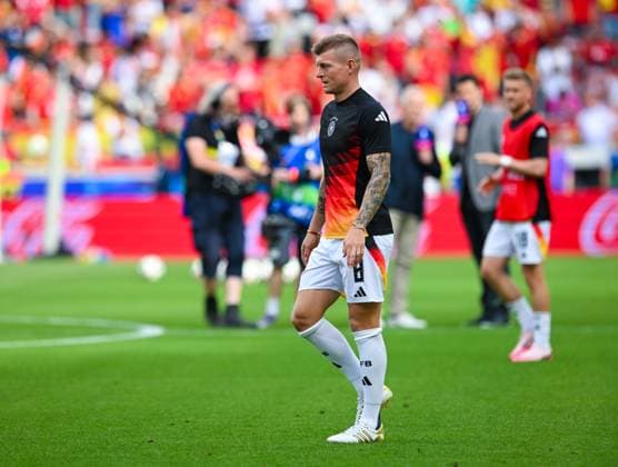 Toni Kroos (Germany) schaut zu, UEFA EURO, EM, Europameisterschaft,Fussball 2024 - Quarter-final, Spain vs Germany, Arena Stuttgart am 05. July 2024 in Stuttgart, Deutschland. (Foto von Silas Schueller DeFodi Images) Toni Kroos (Germany) looks on, UEFA EURO 2024 - Quarter-final, Spain vs Germany, Arena Stuttgart on July 5, 2024 in Stuttgart, Germany. (Photo by Silas Schueller DeFodi Images) Defodi-738_738_GERESP_20240705_394